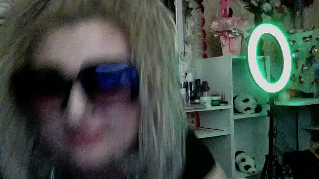 Snapshot of xHot_Amazonq chatting on 01/16/26, 10:03 xHot Amazonq online show from 01/16/26, 10:03