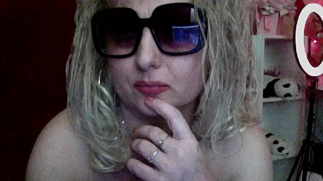 Snapshot of xHot_Amazonq chatting on 02/14/26, 12:51 xHot Amazonq online show from 02/14/26, 12:51