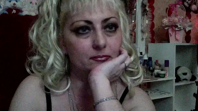 Snapshot of xHot_Amazonq chatting on 04/13/26, 04:45 xHot Amazonq online show from 04/13/26, 04:45