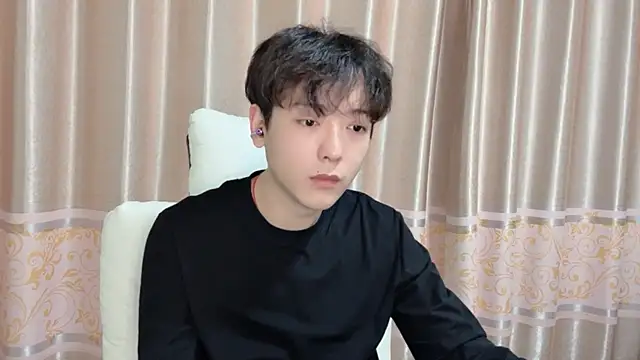 xiaoxiao1025 online show from 10/28/25, 11:58