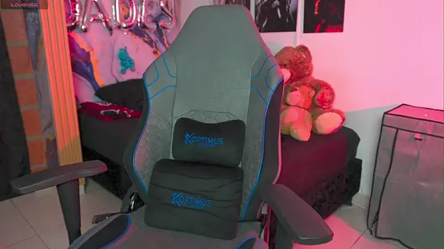 Tiler wolker online show from 04/21/26, 02:51