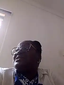 Snapshot of SweetestDIP chatting on 10/27/25, 01:04 SweetestDIP online show from 10/27/25, 01:04