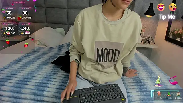 Luna Bella3 online show from 12/23/25, 10:57