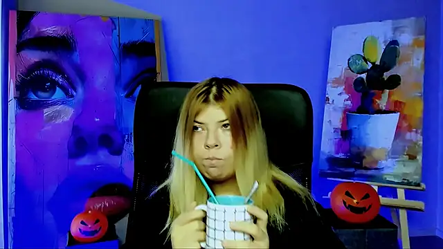 EvaDarc online show from 10/28/25, 07:56