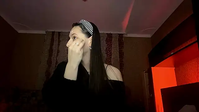 Poly Falkony online show from 10/28/25, 03:04