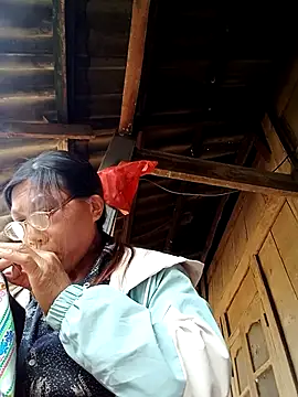 bella-la online show from 11/27/25, 08:38