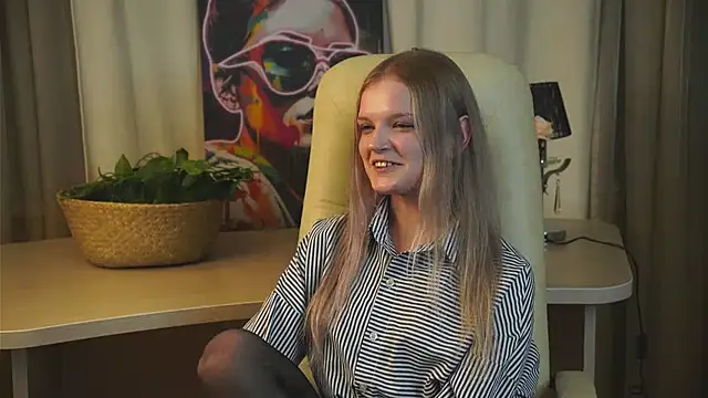 Snapshot of BrennaTout chatting on 10/28/25, 12:30 BrennaTout online show from 10/28/25, 12:30