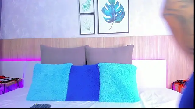 Snapshot of Alanna-Hank chatting on 10/29/25, 02:58 Alanna-Hank online show from 10/29/25, 02:58