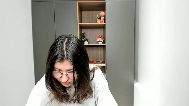 VickieChantos online show from 10/29/25, 04:48