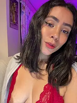 Snapshot of Sara-215 chatting on 05/30/26, 04:31 Sara-215 online show from 05/30/26, 04:31