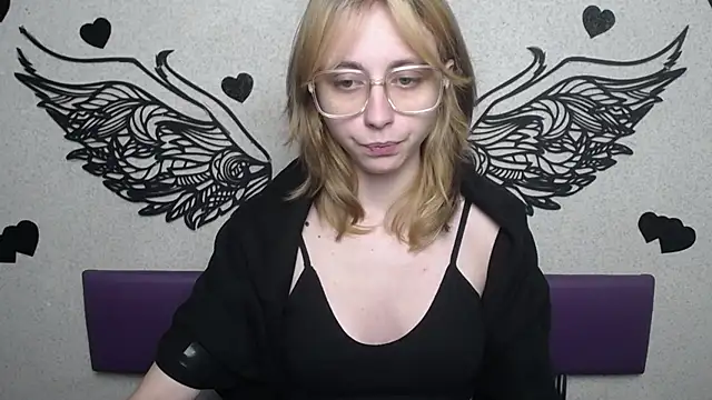 TracyLll online show from 12/02/25, 12:10