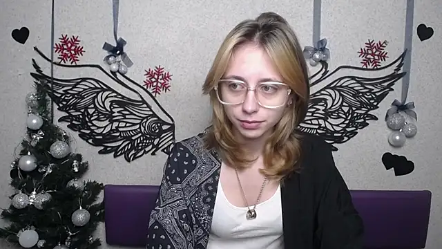 TracyLll online show from 12/19/25, 06:09