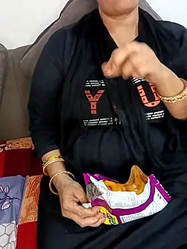 Snapshot of Sizzling_Shreya chatting on 10/29/25, 04:42 Sizzling Shreya online show from 10/29/25, 04:42