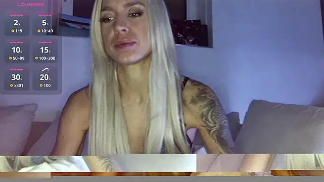 Snapshot of Lillaluvv9 chatting on 10/30/25, 12:01 Lillaluvv9 online show from 10/30/25, 12:01