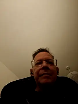 Snapshot of English1976 chatting on 10/28/25, 06:54 English1976 online show from 10/28/25, 06:54