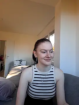 Snapshot of SweetAlice19 chatting on 11/07/25, 11:54 SweetAlice19 online show from 11/07/25, 11:54