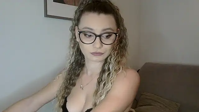 Snapshot of AlessiaCreed chatting on 10/29/25, 09:49 AlessiaCreed online show from 10/29/25, 09:49