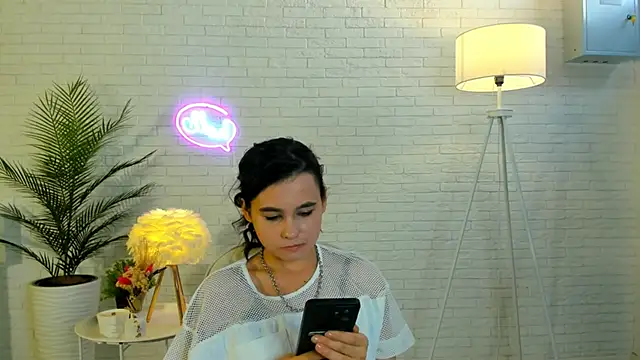 Snapshot of DinahLumb chatting on 10/30/25, 12:39 DinahLumb online show from 10/30/25, 12:39