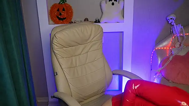SophieTynes online show from 10/30/25, 06:48