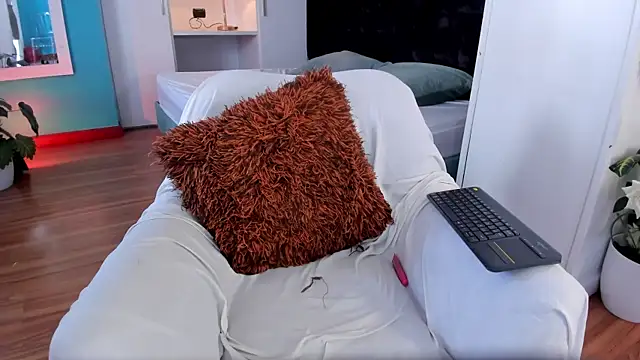 LahanaKimish online show from 11/18/25, 02:43