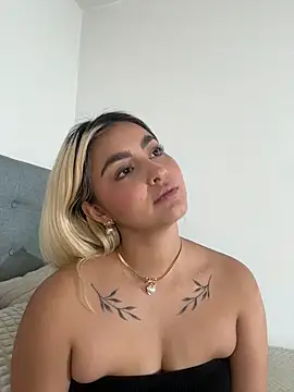 Elina Hills online show from 12/17/25, 02:45