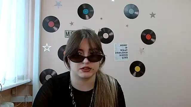 Snapshot of Dance__Queen chatting on 10/31/25, 11:55 Dance  Queen online show from 10/31/25, 11:55