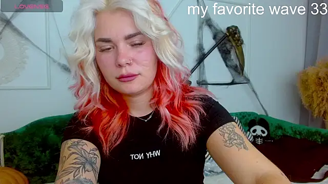 Snapshot of lada_love chatting on 10/30/25, 01:56 lada love online show from 10/30/25, 01:56