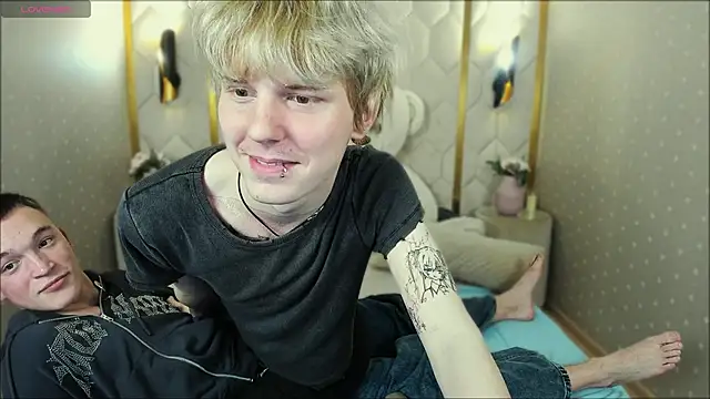 Snapshot of Kevin_Derek chatting on 10/30/25, 02:18 Kevin Derek online show from 10/30/25, 02:18