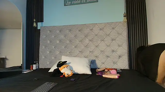 Liia Leens online show from 11/26/25, 04:02