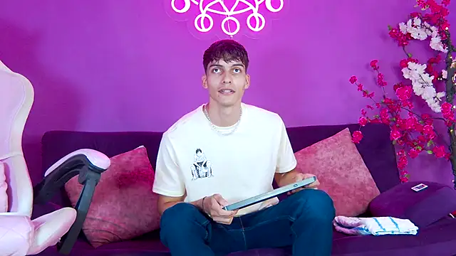 AlessioVitale online show from 11/24/25, 12:16