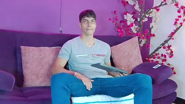 AlessioVitale online show from 11/26/25, 12:17