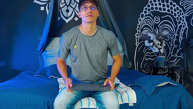 AlessioVitale online show from 12/20/25, 12:01