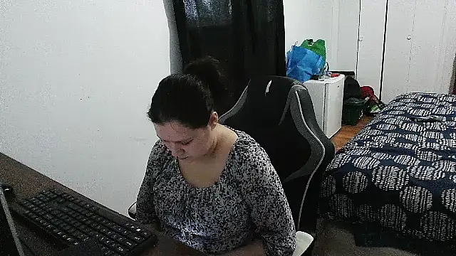 Snapshot of GlitterAuburn chatting on 04/29/26, 03:05 GlitterAuburn online show from 04/29/26, 03:05