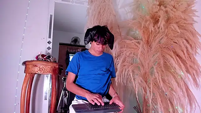 Leo Glow online show from 03/04/26, 11:22