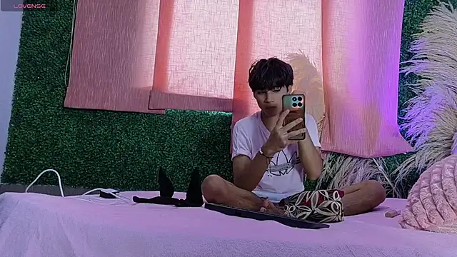 Leo Glow online show from 03/05/26, 11:01