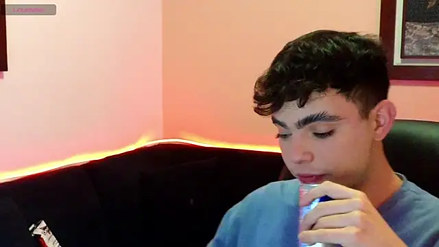 Snapshot of petitegigant33 chatting on 10/31/25, 02:56 petitegigant33 online show from 10/31/25, 02:56