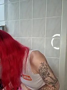 Snapshot of SkinnyGinny chatting on 11/10/25, 09:08 SkinnyGinny online show from 11/10/25, 09:08