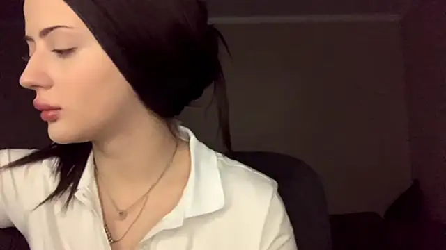 Snapshot of RuthGarner chatting on 10/31/25, 02:40 RuthGarner online show from 10/31/25, 02:40