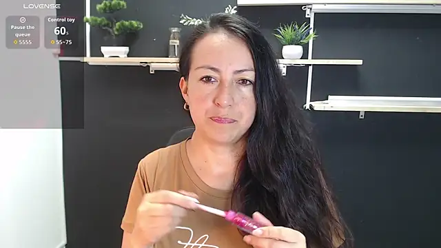 Snapshot of Lauryn_Jones chatting on 05/19/26, 06:03 Lauryn Jones online show from 05/19/26, 06:03