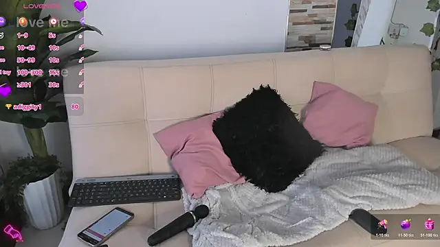 Snapshot of Evelyn_R_ chatting on 06/09/26, 09:37 Evelyn R online show from 06/09/26, 09:37