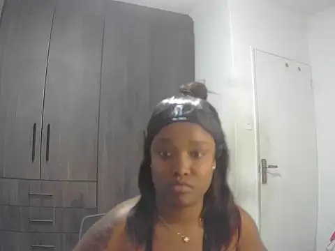 Snapshot of Cherry-OnTop chatting on 11/02/25, 10:28 Cherry-OnTop online show from 11/02/25, 10:28