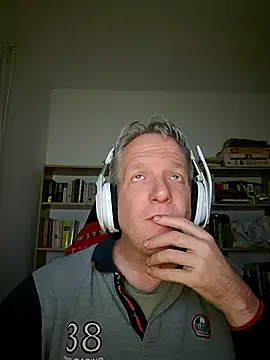 ChocolatMilka44 online show from 03/05/26, 08:05