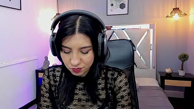 zoe-moreau online show from 04/13/26, 07:19