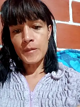 Snapshot of PaulinaLondra2 chatting on 12/20/25, 01:45 PaulinaLondra2 online show from 12/20/25, 01:45