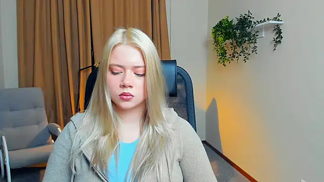 Snapshot of MichelinaRiff chatting on 11/04/25, 01:54 MichelinaRiff online show from 11/04/25, 01:54