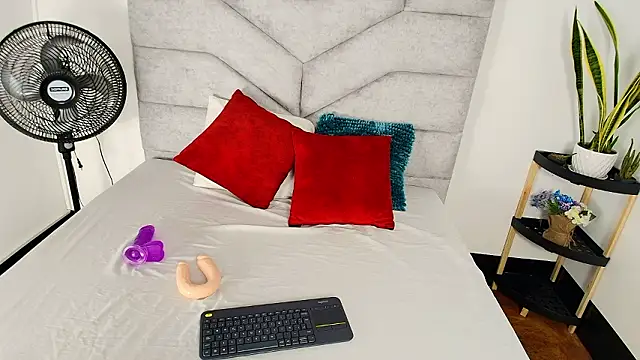 Snapshot of KimberlyFox_t chatting on 02/18/26, 12:23 KimberlyFox t online show from 02/18/26, 12:23