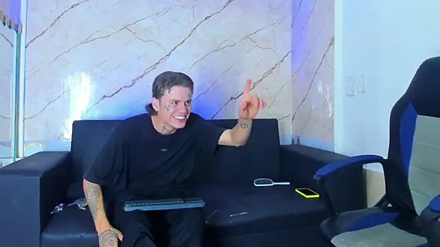 Snapshot of Kevinperlas chatting on 11/16/25, 08:25 Kevinperlas online show from 11/16/25, 08:25