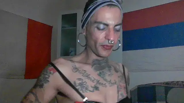 Snapshot of 00Travsharongomez chatting on 11/27/25, 11:51 00Travsharongomez online show from 11/27/25, 11:51