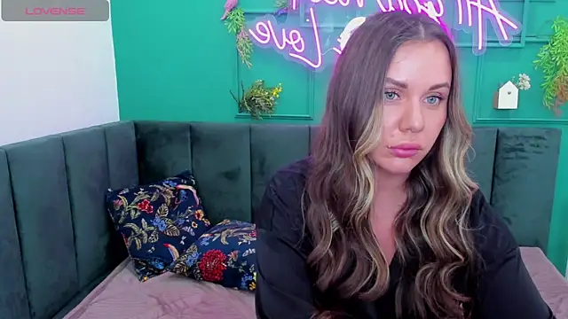 TracyMooree online show from 11/09/25, 05:06