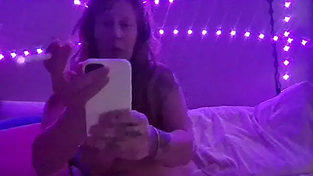 Snapshot of Redriddinghood8 chatting on 11/16/25, 03:34 Redriddinghood8 online show from 11/16/25, 03:34